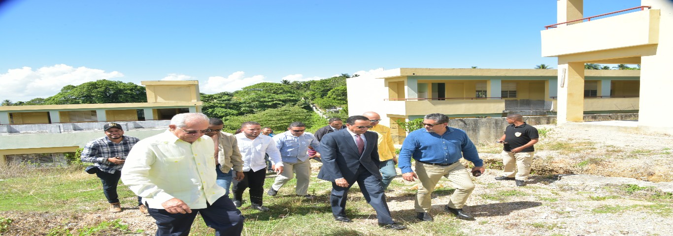  imagen Director del Gabinete Ministerial, Henry Santos, junto a autoridades del MINERD sentados durante reuni&oacute;n. 