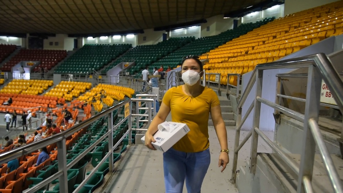  imagen Cristal agradeci&oacute; a las autoridades del MINERD por la entrega de la computadora y se comprometi&oacute; a darle el uso adecuado en el proceso de su aprendizaje.
&nbsp; 