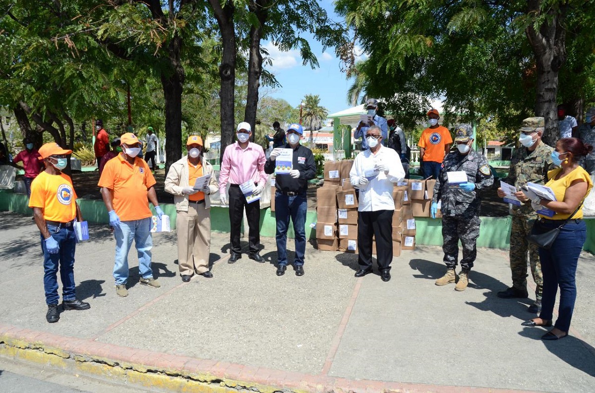  imagen Personal del MINERD entrega&nbsp;125 mil unidades de material impreso con mensajes preventivos al Covid-19 en El&iacute;as Pi&ntilde;a 