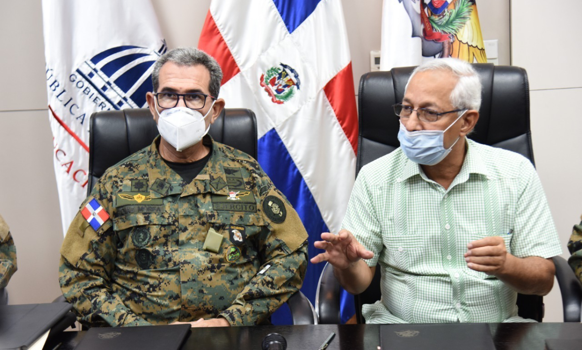  imagen Ministro de Educaci&oacute;n, &Aacute;ngel Hern&aacute;ndez, y el ministro de Defensa, teniente general Carlos Luciano D&iacute;az Morfa. 