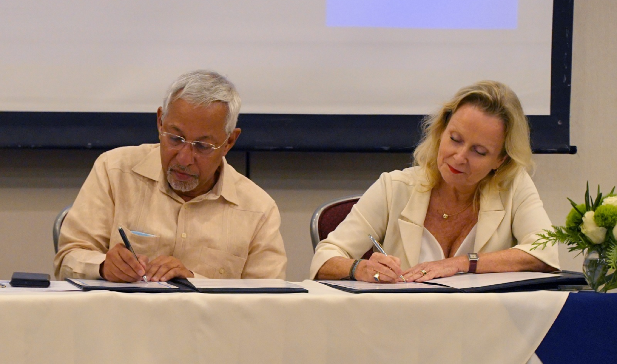  imagen Ministro de Educaci&oacute;n, &Aacute;ngel Hern&aacute;ndez junto a Anne Lemaistre, directora regional de la UNESCO para Rep&uacute;blica Dominicana, Milagros Germ&aacute;n, ministra de Cultura; Andr&eacute;s L. Mateo, embajador y delegado permanente en el pa&iacute;s ante el organismo; Rub&eacute;n Sili&eacute;, embajador y viceministro de Relaciones Exteriores para Asuntos de Pol&iacute;tica Exterior Multilateral,&nbsp; Jes&uacute;s Paniagua, secretario general de la Comisi&oacute;n Nacional Dominicana para la UNESCO. 