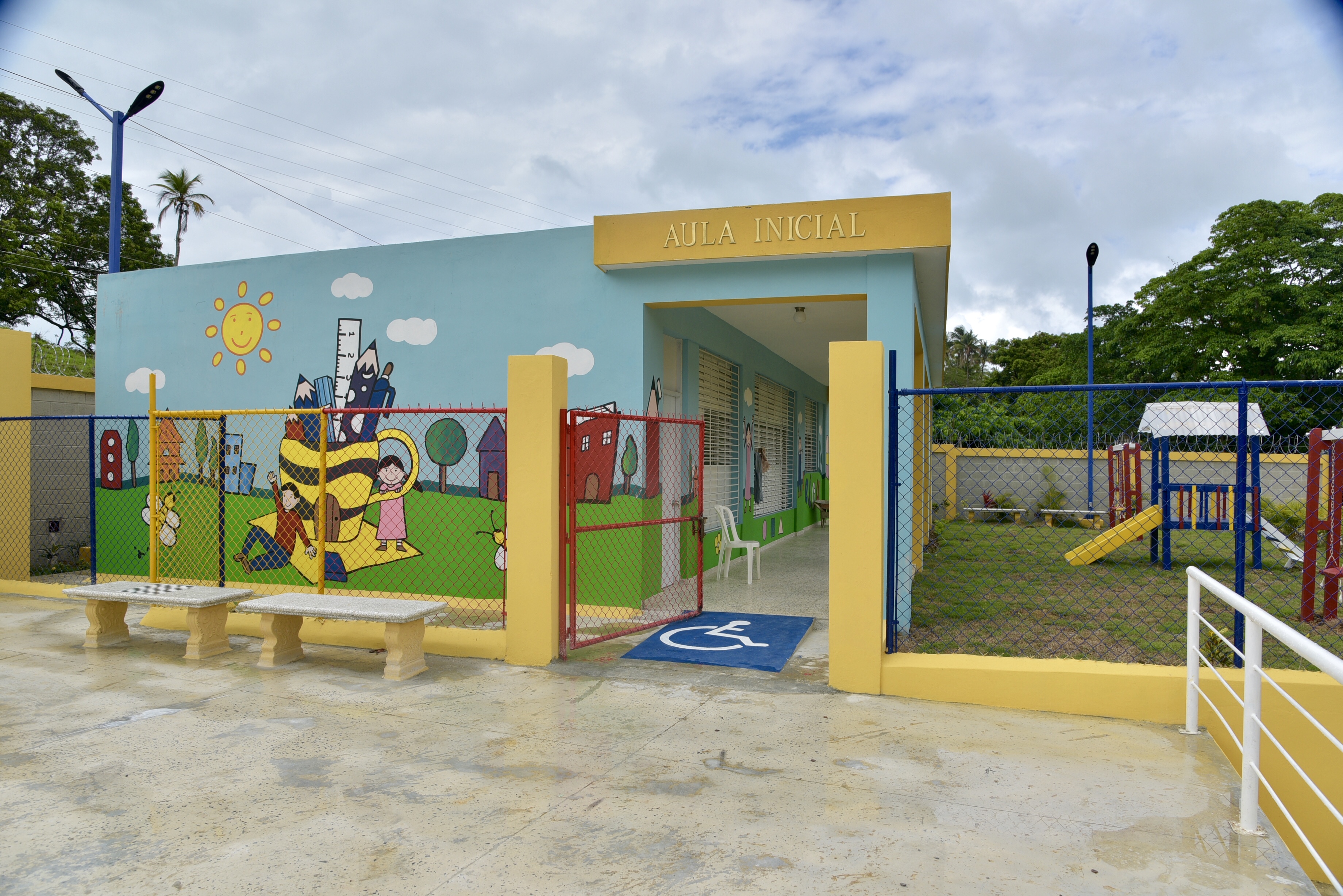  imagen Presidente Danilo Medina y ministro Antonio Pe&ntilde;a Mirabal de pie junto a autoridades educativas cortando cinta de acto inaugural&nbsp; 