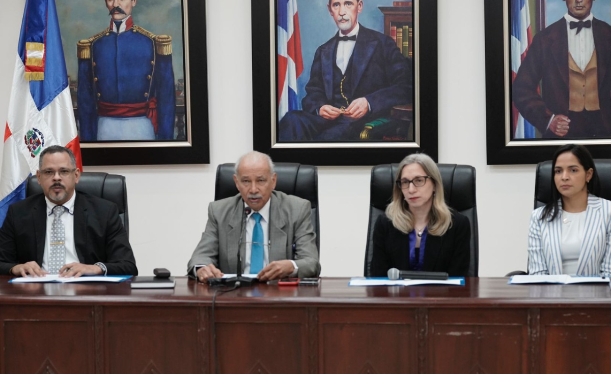  imagen Autoridades gubernamentales del MINERD. 