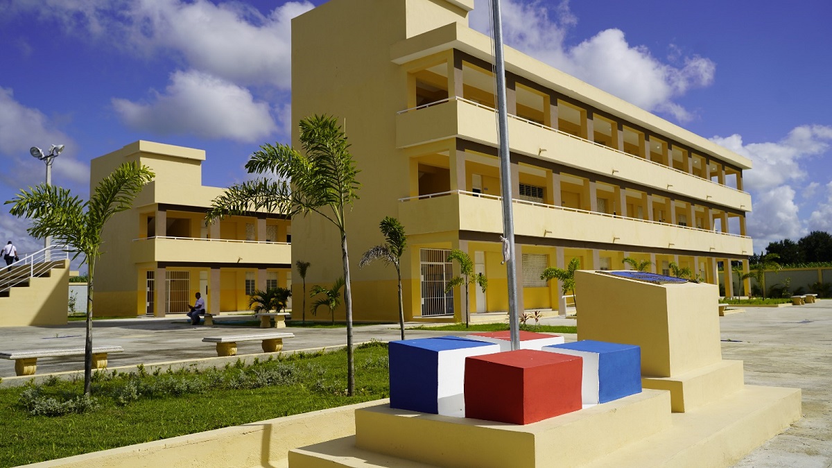  imagen Presidente Luis Abinader en inauguraci&oacute;n de centro educativo junto a dem&aacute;s entidades que le acompa&ntilde;an. 