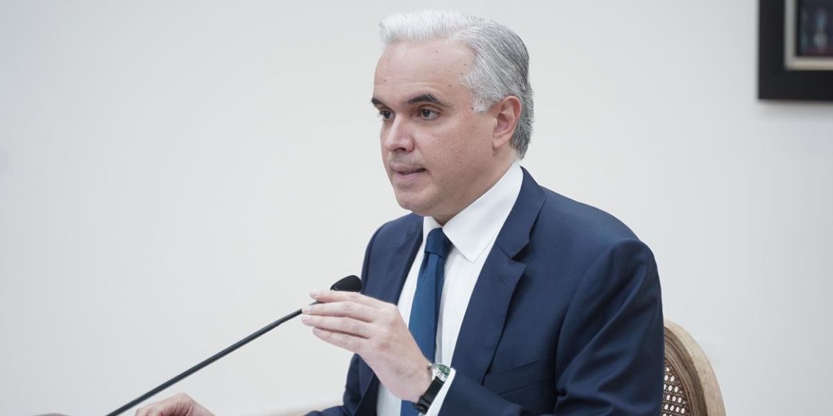  imagen Foto del ministro De Camps sentando en el salon Ercilia Pepin 