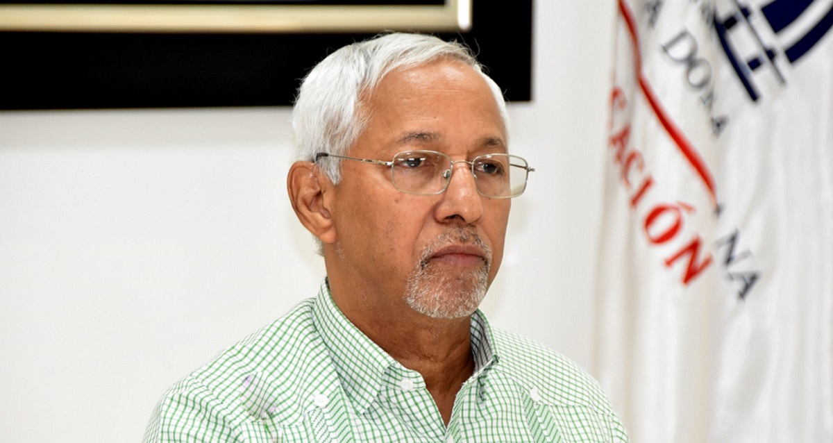  imagen Ministro de Educaci&oacute;n, &Aacute;ngel Hern&aacute;ndez sentado en mesa de di&aacute;logo junto a dem&aacute;s entidades&nbsp; 