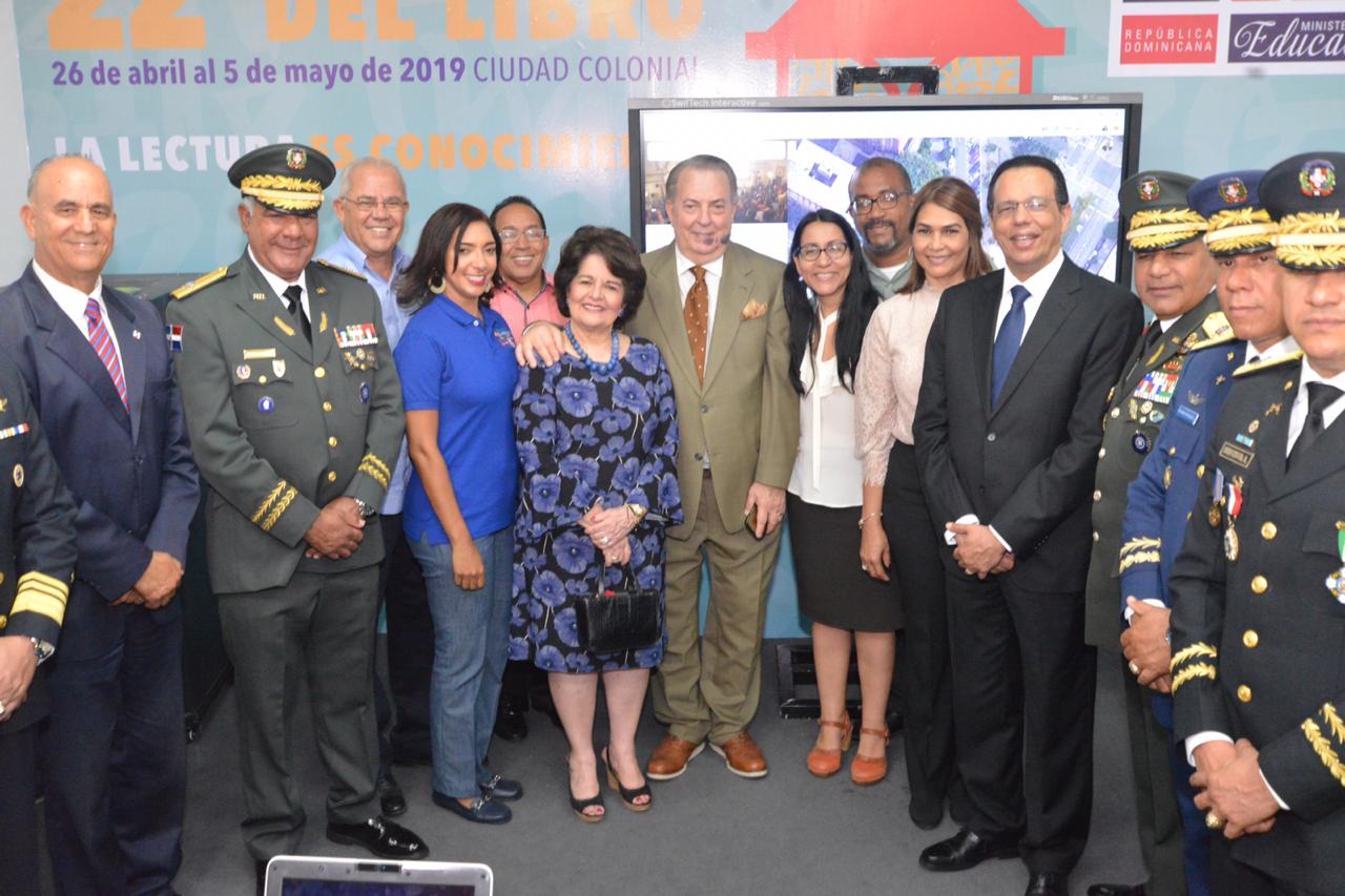 imagen Ministro Antonio Pe&ntilde;a Mirabal durante su recorrido&nbsp;en la Feria Internacional del Libro 2019&nbsp; 