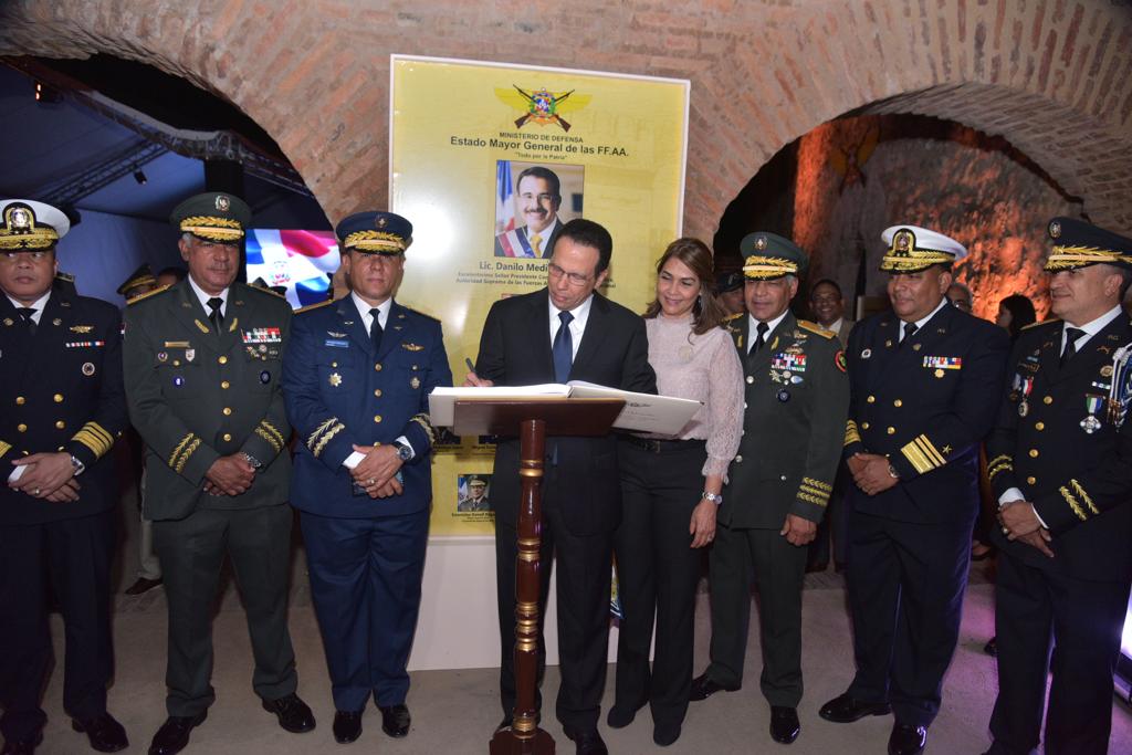  imagen Ministro Antonio Pe&ntilde;a Mirabal durante su recorrido&nbsp;en la Feria Internacional del Libro 2019&nbsp; 