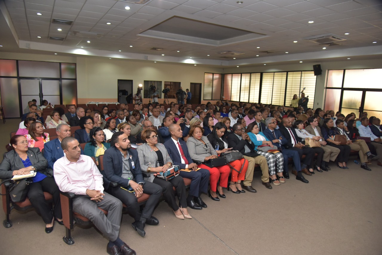  imagen Foto frontal del director de gabiete del MINERD, Henry Santos, sostiene material informativo y didactico sobre el coronavirus. 