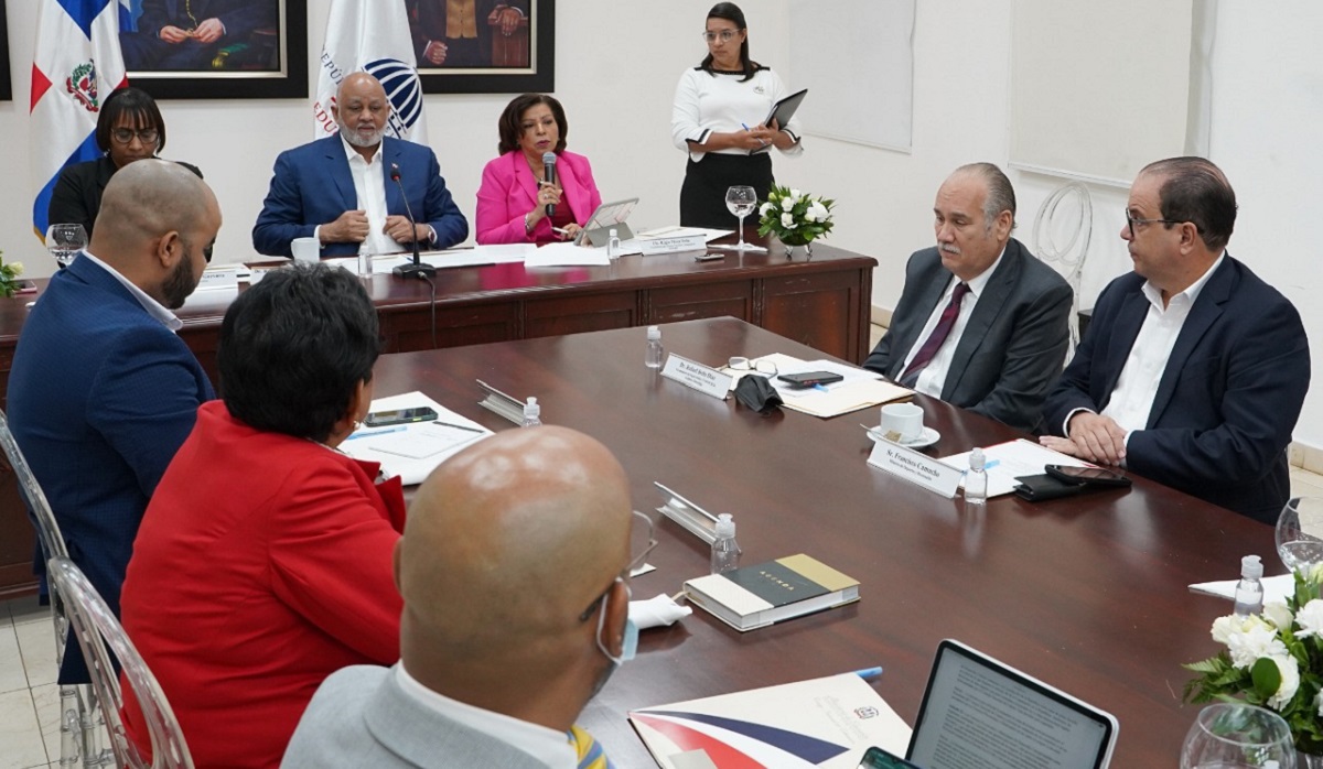  imagen Ministro Roberto Fulcar sentadonreunido con el&nbsp;Consejo Nacional de Educaci&oacute;n en el Ercilia Pep&iacute;n, de la sede del MINERD 