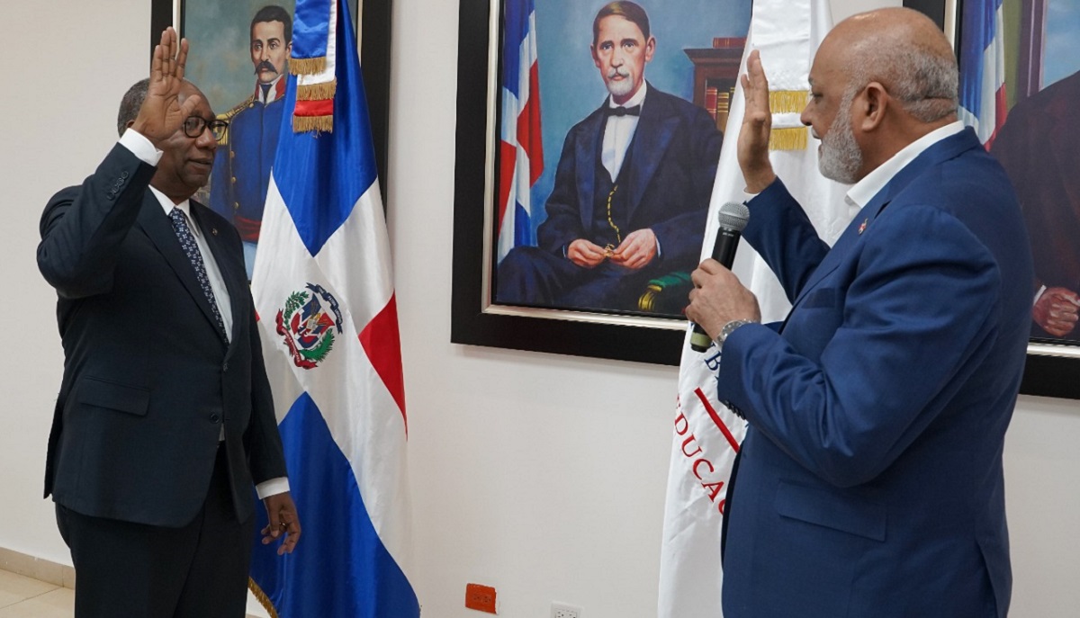  imagen Ministro Roberto Fulcar sentadonreunido con el&nbsp;Consejo Nacional de Educaci&oacute;n en el Ercilia Pep&iacute;n, de la sede del MINERD 