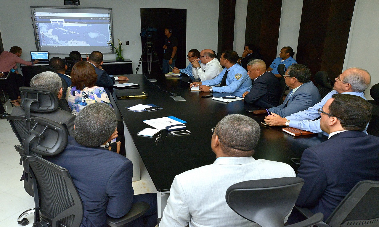  imagen Funcionarios del Ministerio de Educaci&oacute;n reunidos observan en pantalla las informaciones de emergencia ante paso de hurac&aacute;n Irma. 