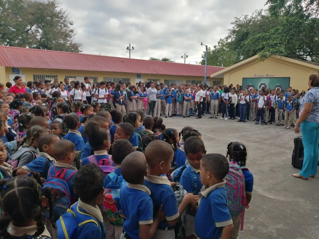  imagen Comunidad educativa de la Escuela Primaria Madre Vieja Sur en esta provincia recibi&oacute; una importante charla sobre "Convivencia Escolar", dirigida por la Polic&iacute;a Comunitaria de la Rep&uacute;blica Dominicana. 