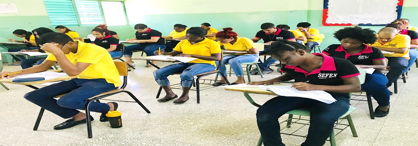  imagen Estudiantes tomando las pruebas 