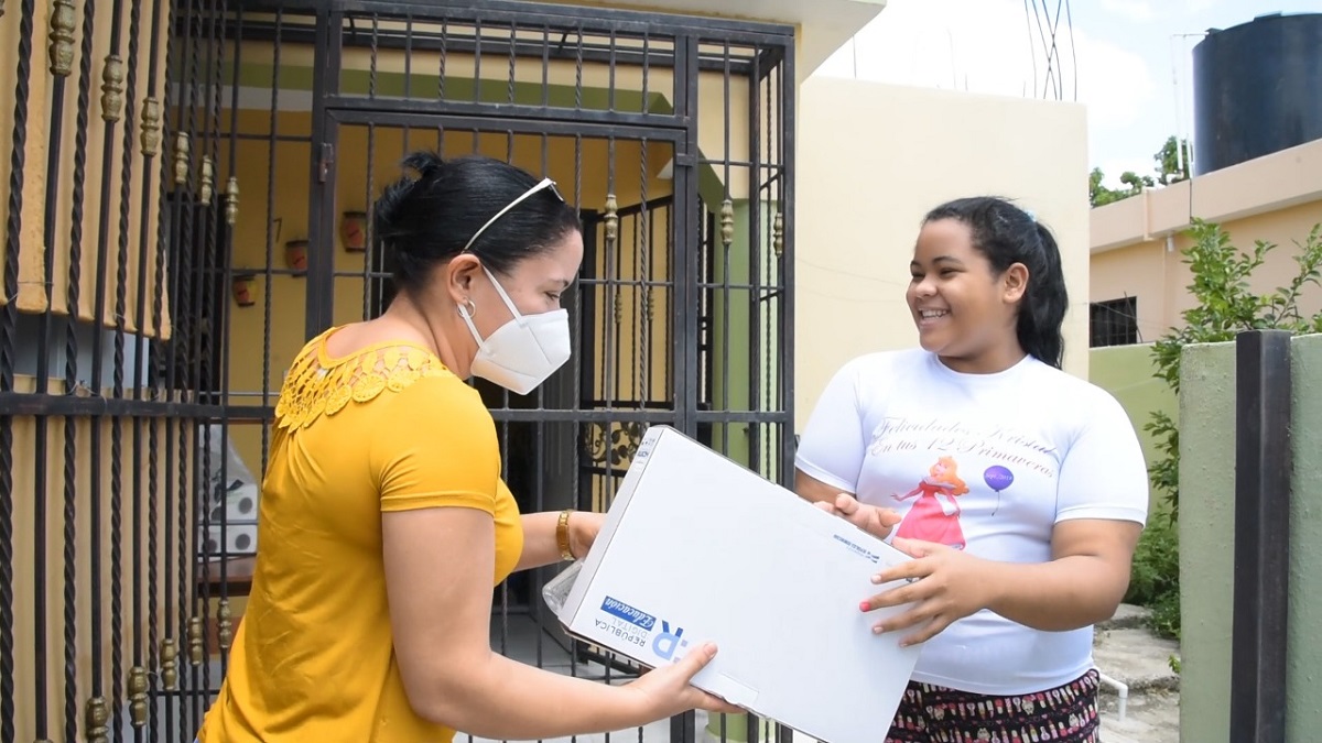  imagen Cristal agradeci&oacute; a las autoridades del MINERD por la entrega de la computadora y se comprometi&oacute; a darle el uso adecuado en el proceso de su aprendizaje.
&nbsp; 