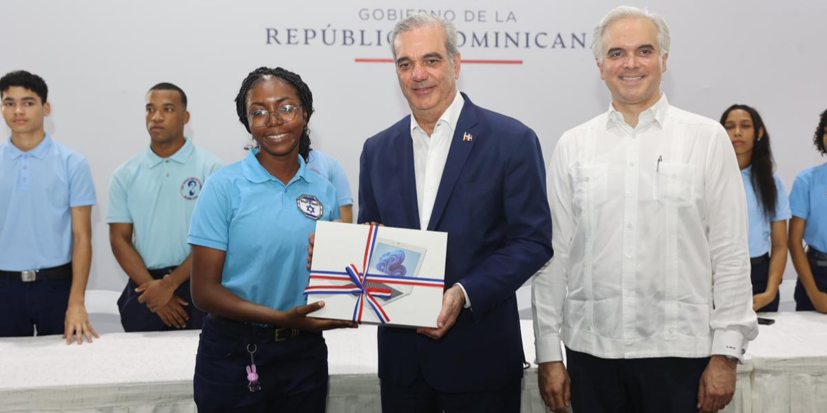  imagen El presidente Luis Abinader junto al ministro de Educaci&oacute;n, Luis Miguel De Camps 