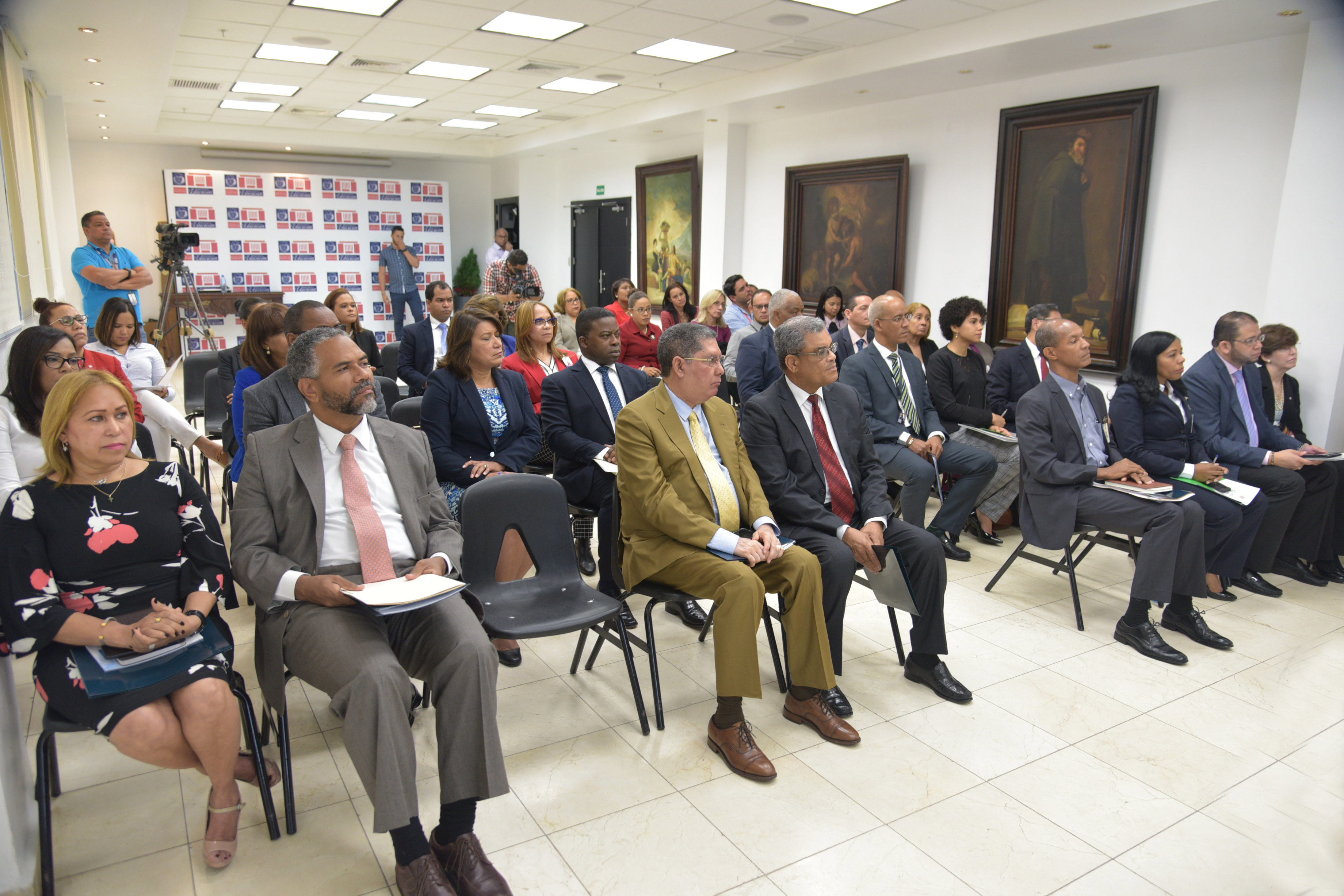  imagen Ministro Andr&eacute;s Navarro de pie en podium dirige discurso&nbsp; 