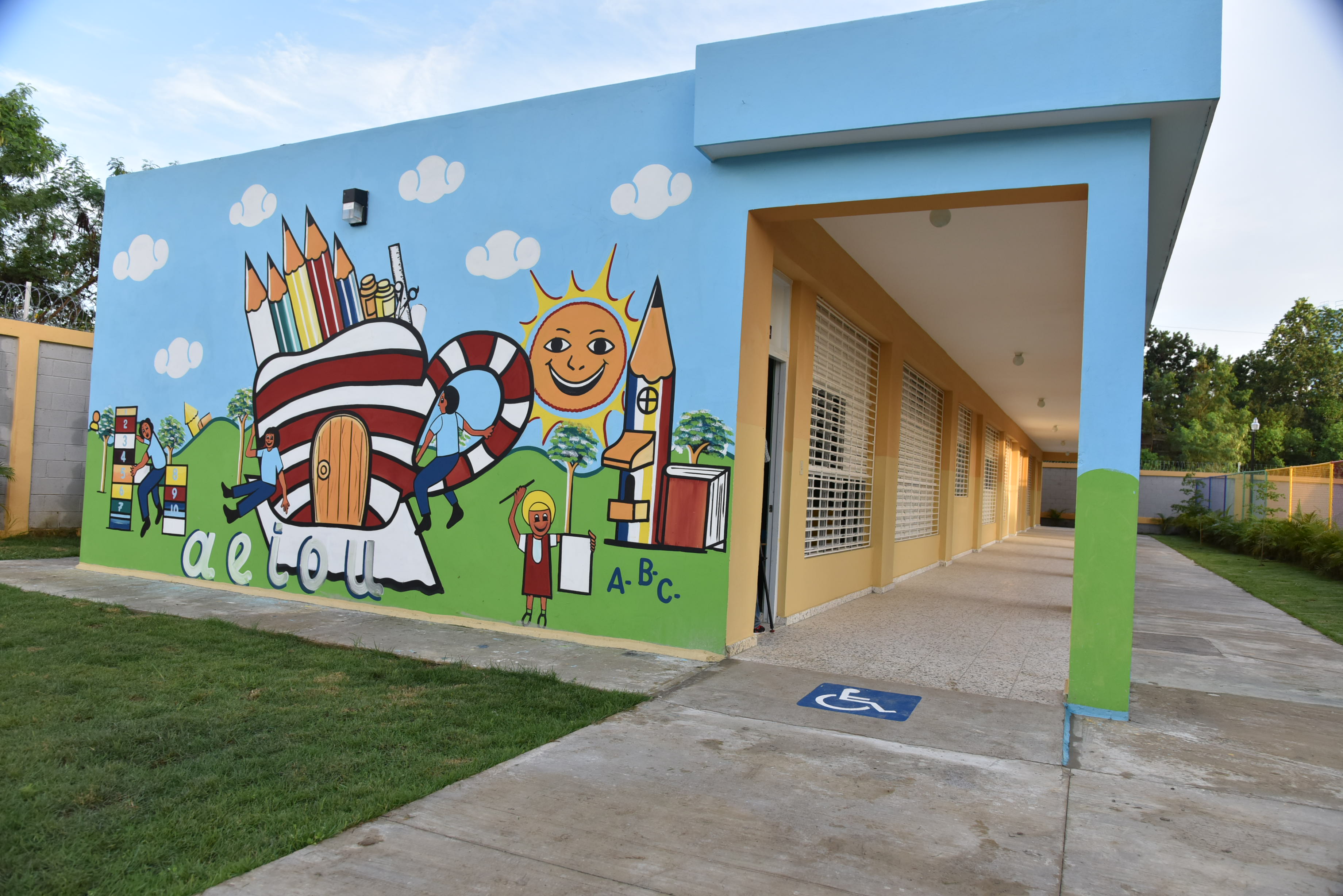  imagen Presidente Danilo Medina de pie cortando cinta inaugural junto a Ministros Andr&eacute;s Navarro, Gonz&aacute;lo Castillo y dem&aacute;s autoridades educativas en nuevo plantel educativos en los Guaricanos 