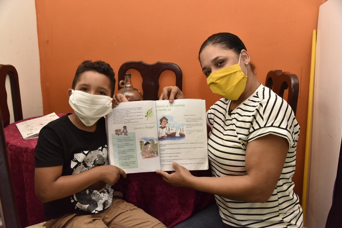  imagen Madre e hijo hacen la tarea 