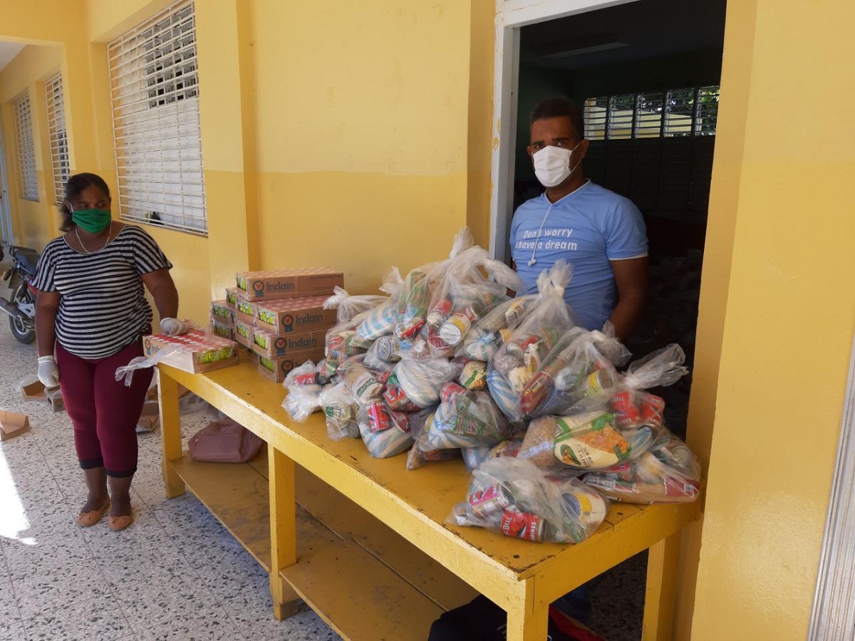  imagen Personal del MINERD realiza entrega de kits alimenticios 