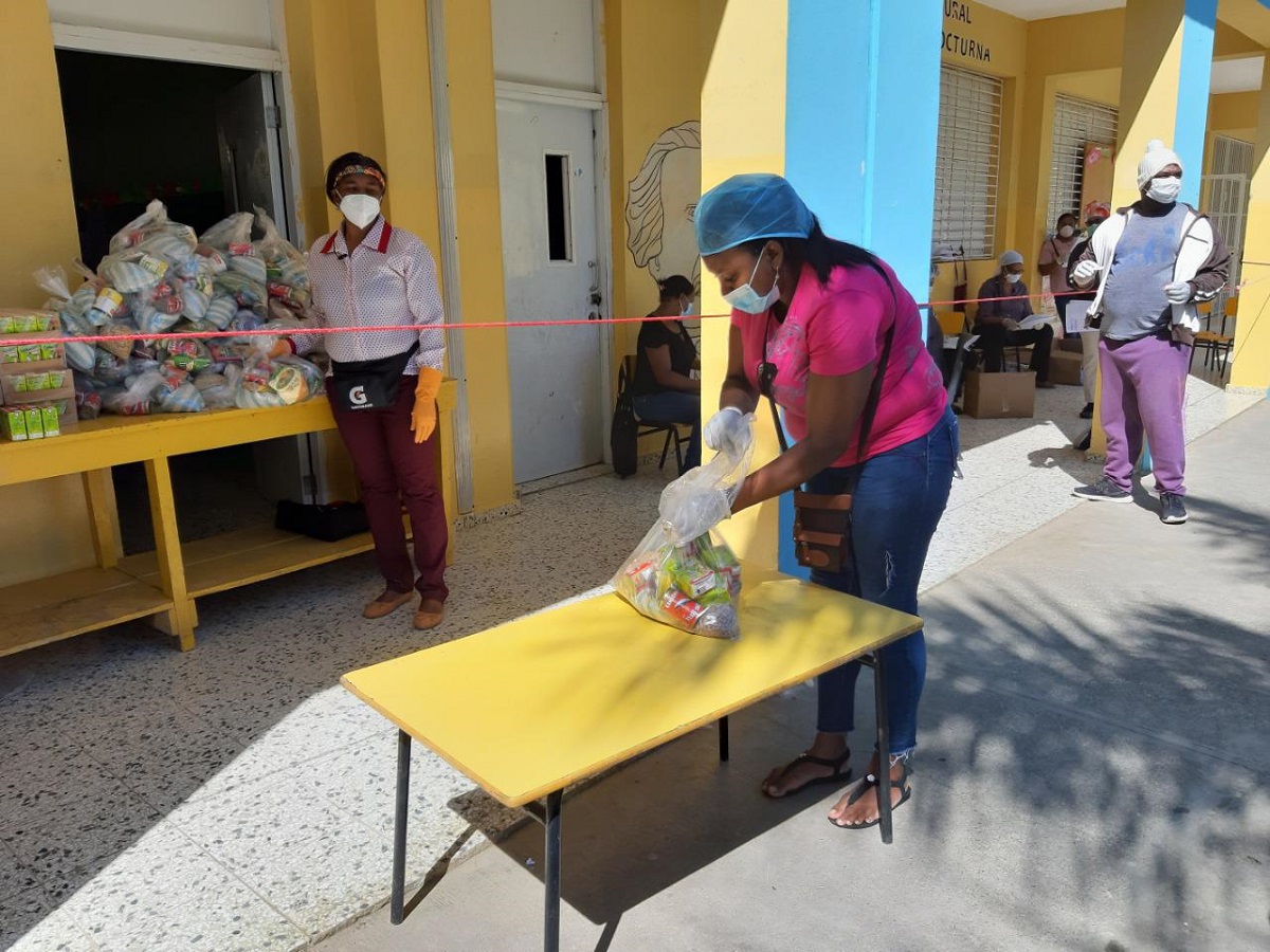  imagen Personal del MINERD realiza entrega de kits alimenticios 