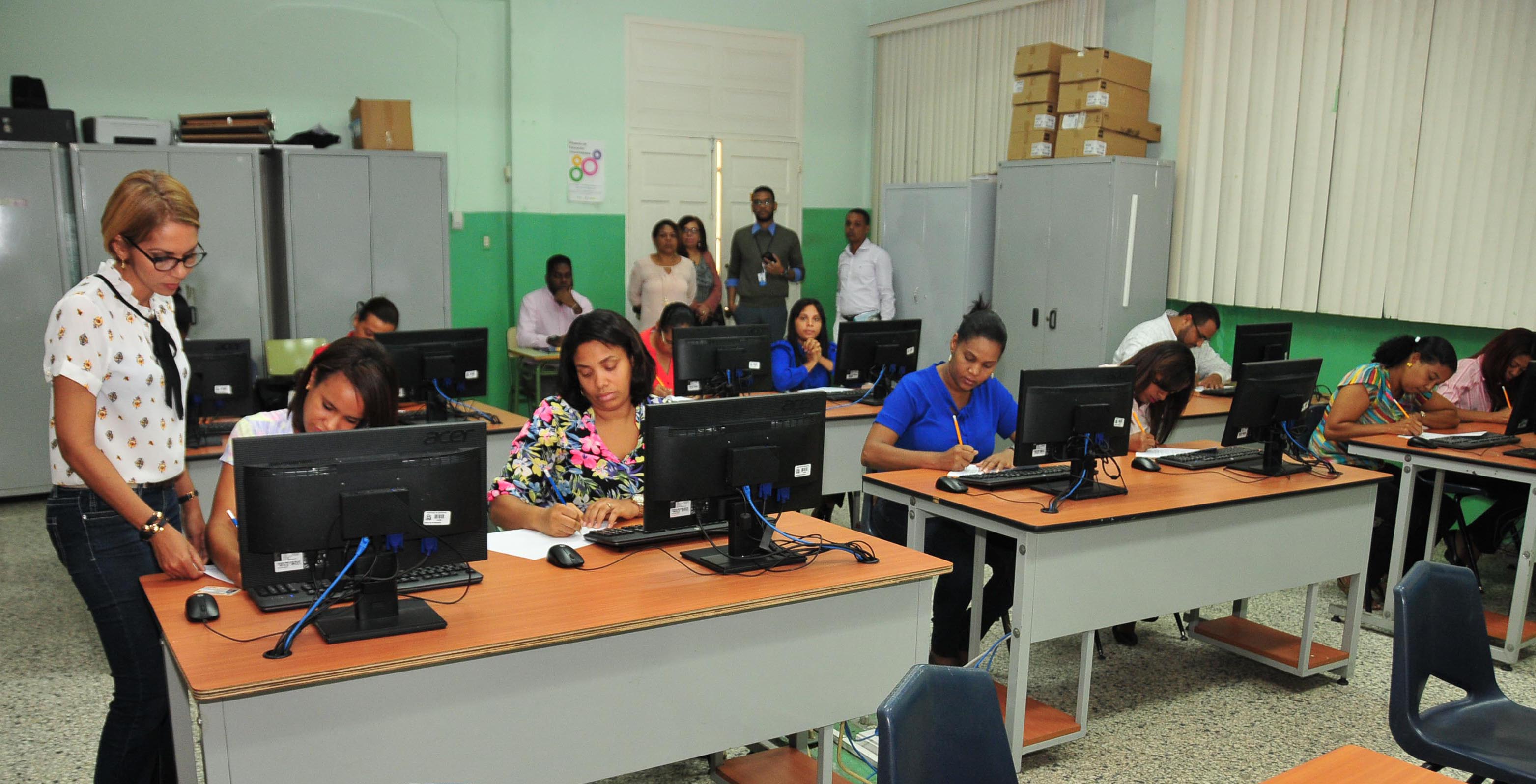  imagen Foto de archivo: Docentes tomando el concurso de oposici&oacute;n 2019. 