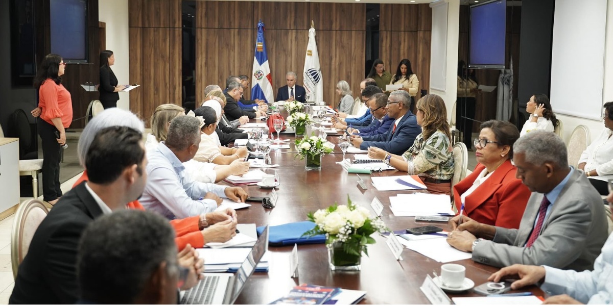  imagen Ministro sentado en el Sal&oacute;n Ercilia Pepin junto a entidades del Consejo Nacional de Educaci&oacute;n&nbsp; 