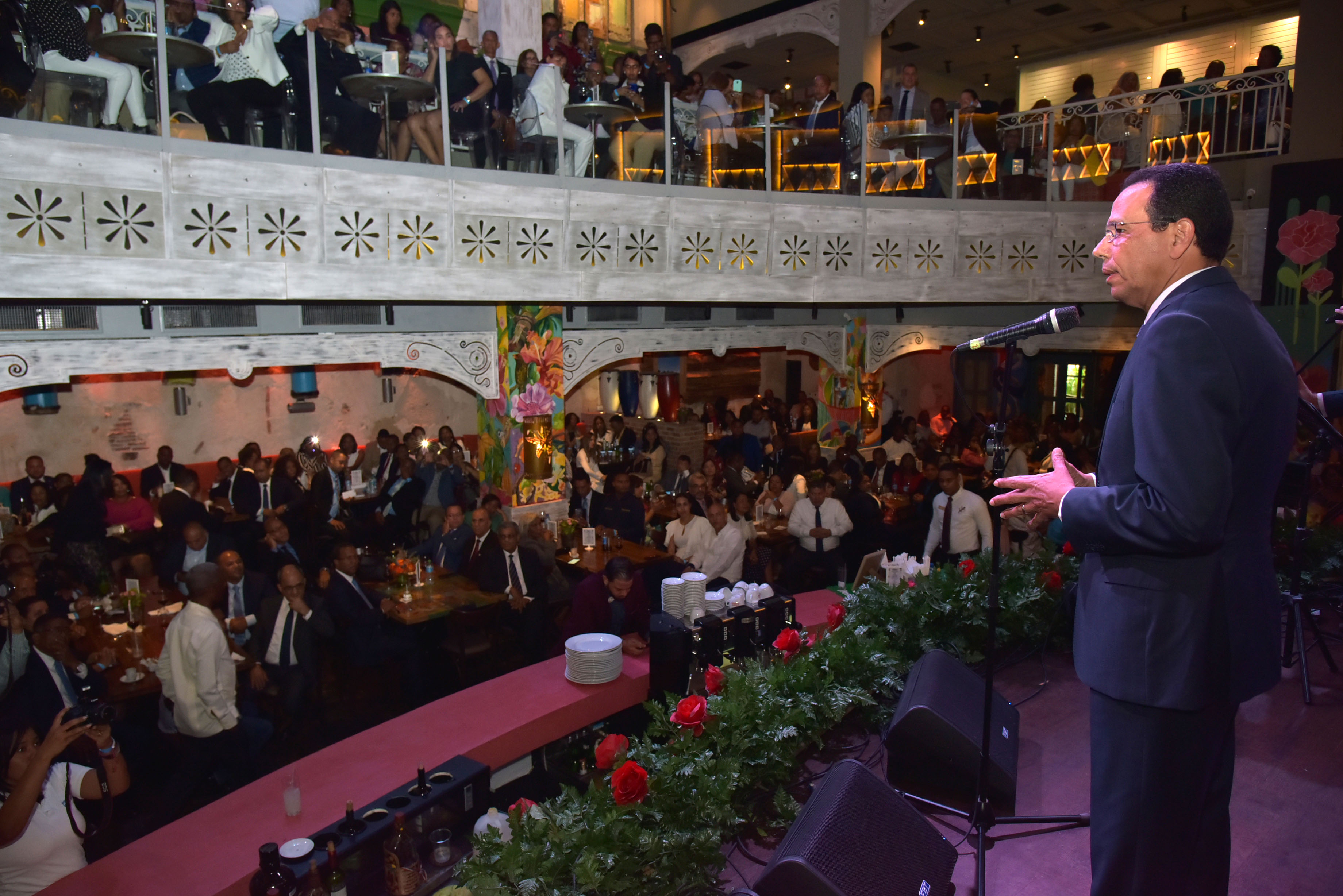  imagen Presidenta de la ADP junto al Ministro de Educaci&oacute;n Pe&ntilde;a Mirabal, habla a los presentes durante actividad. 