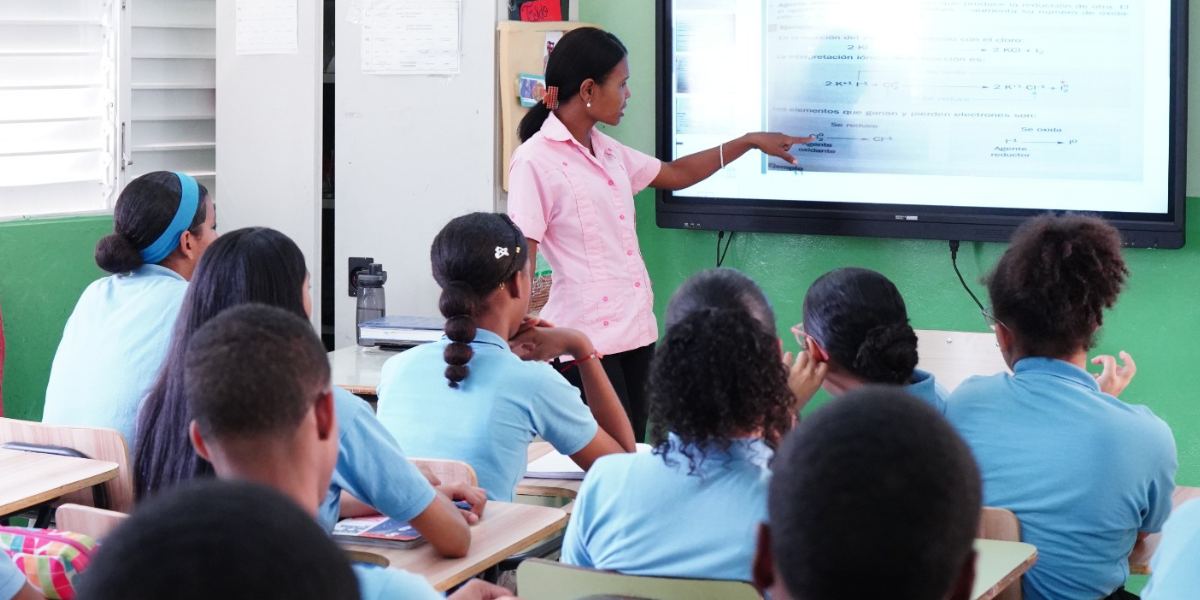  imagen Maestra interactuando con sus estudiantes 