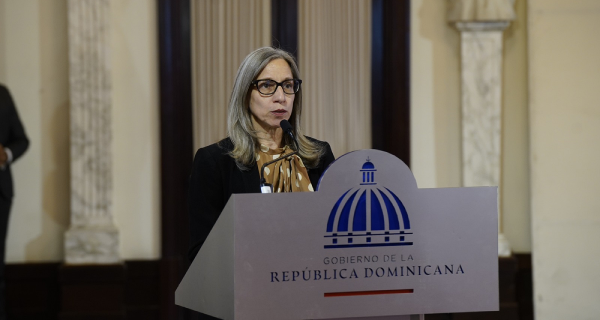  imagen Presidente de la Rep&uacute;blica Dominicana, Luis Abinader, ministro de Educaci&oacute;n, &Aacute;ngel Hern&aacute;ndez y&nbsp; Ancell Schecker, viceministra de Asuntos T&eacute;cnicos y Pedag&oacute;gicos encabezan acto. 