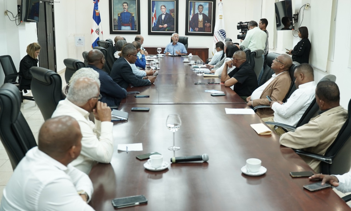  imagen Ministro de Educaci&oacute;n, &Aacute;ngel Hern&aacute;ndez reunido con miembros de la Asociaci&oacute;n Dominicana de Profesores (ADP).&nbsp; 