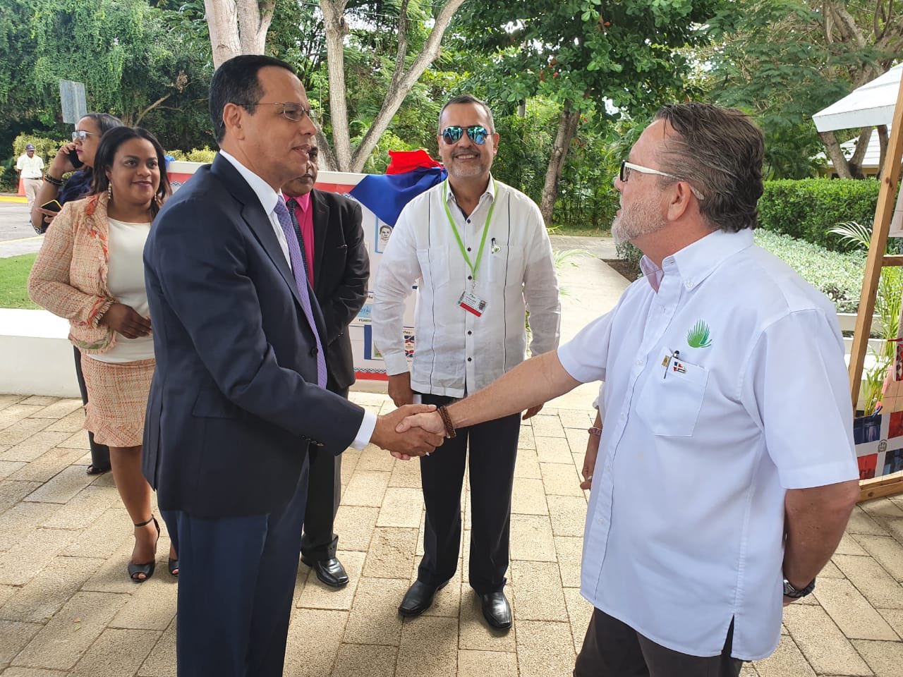  imagen Ministro&nbsp;de Educaci&oacute;n, Antonio Pe&ntilde;a Mirabal, realiz&oacute; un amplio recorrido por diversos centros educativos de Ver&oacute;n-Punta Cana y B&aacute;varo, donde convers&oacute; con la comunidad educativa sobre las necesidades prioritarias y llev&oacute; soluciones puntuales para ejecutarse en lo inmediato. 