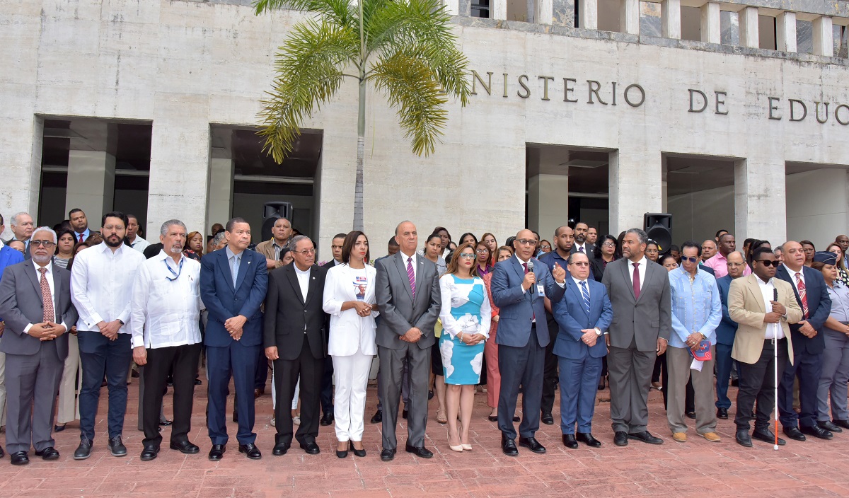 imagen Estudiantes durante acto a los Trinitarios&nbsp;por el 176 aniversario de la Independencia Nacional 