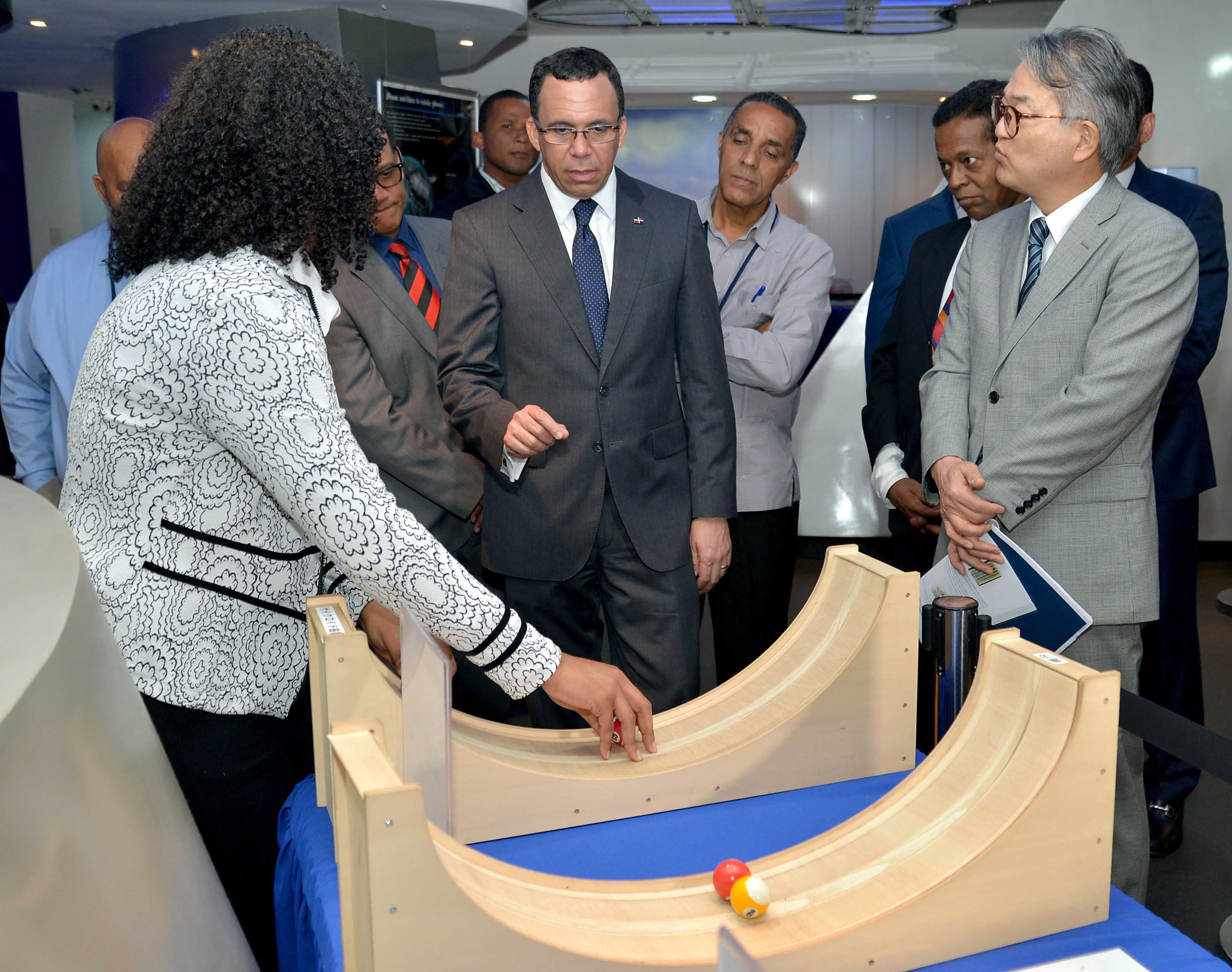  imagen Ministro Andr&eacute;s Navarro junto a embajador de Jap&oacute;n en RD y miembros de su gavinete, recorren museo de Matem&aacute;ticas&nbsp; 