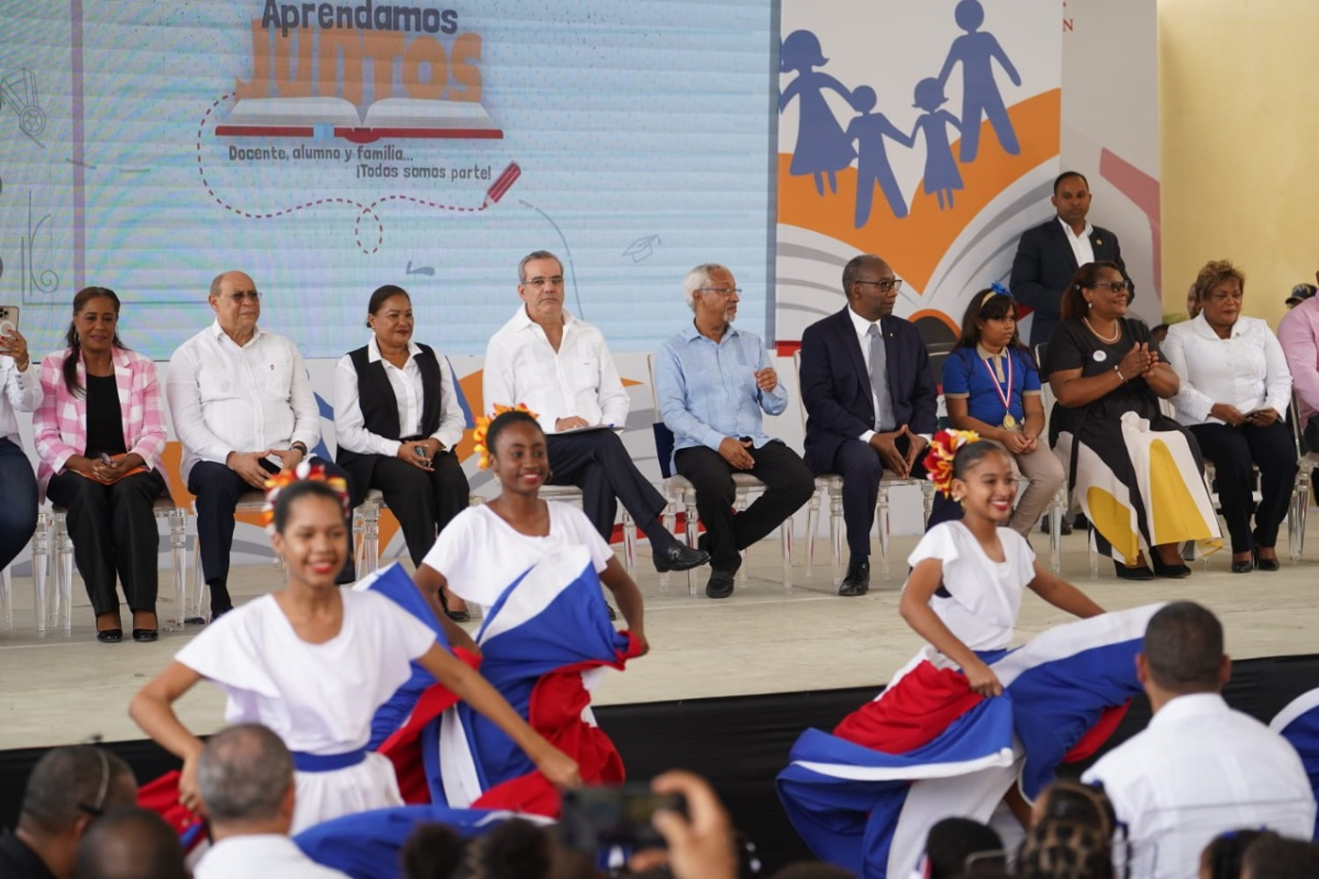  imagen Pdte. Luis Abinader junto al ministro de Educaci&oacute;n, &Aacute;ngel Hern&aacute;ndez y dem&aacute;s autoridades. 