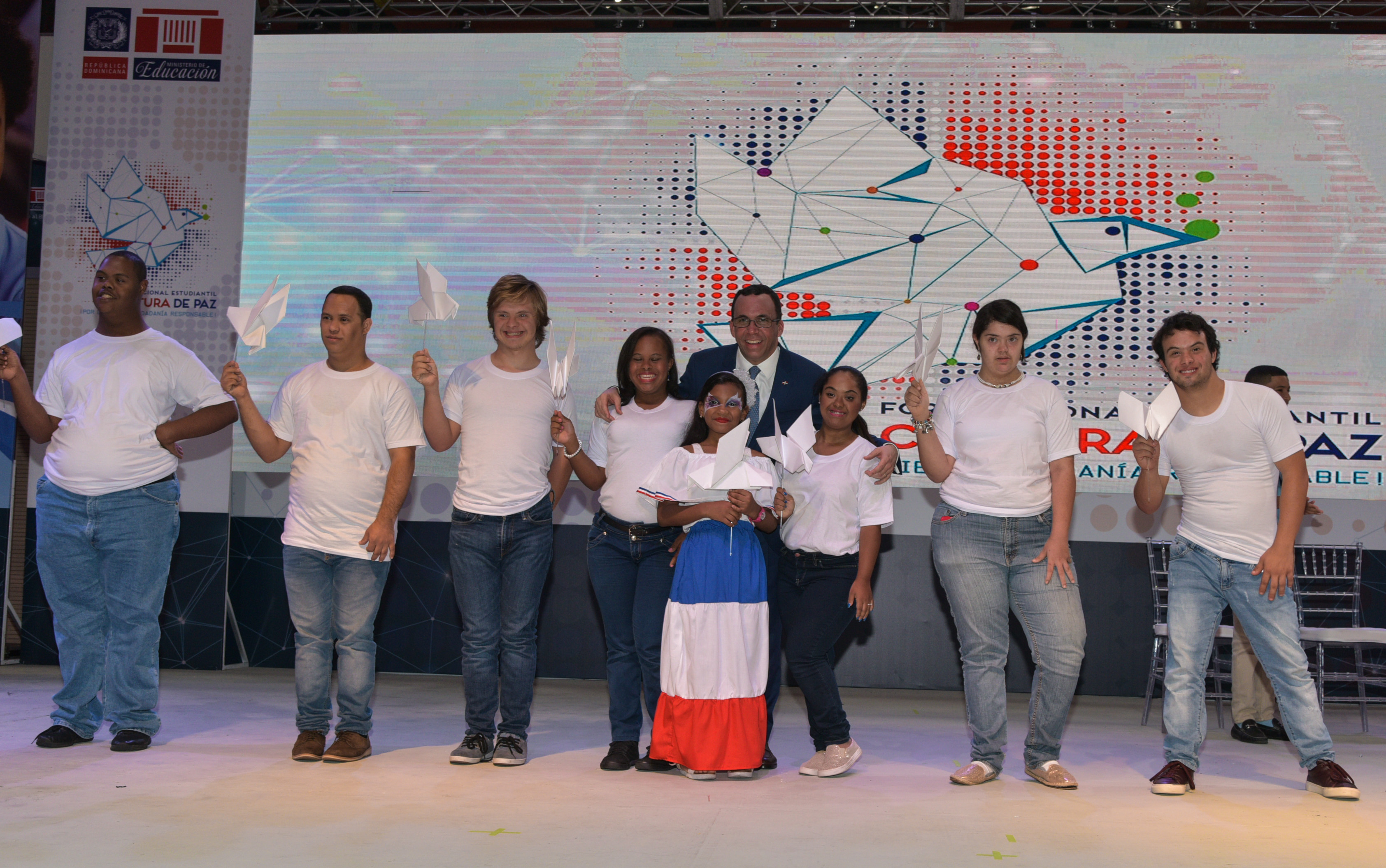  imagen Ministro Andres Navarro de pie junto a estudiantes&nbsp;con condici&oacute;n especial dejan inaugurado el Foro Nacional Estudiantil por una Cultura de Paz 