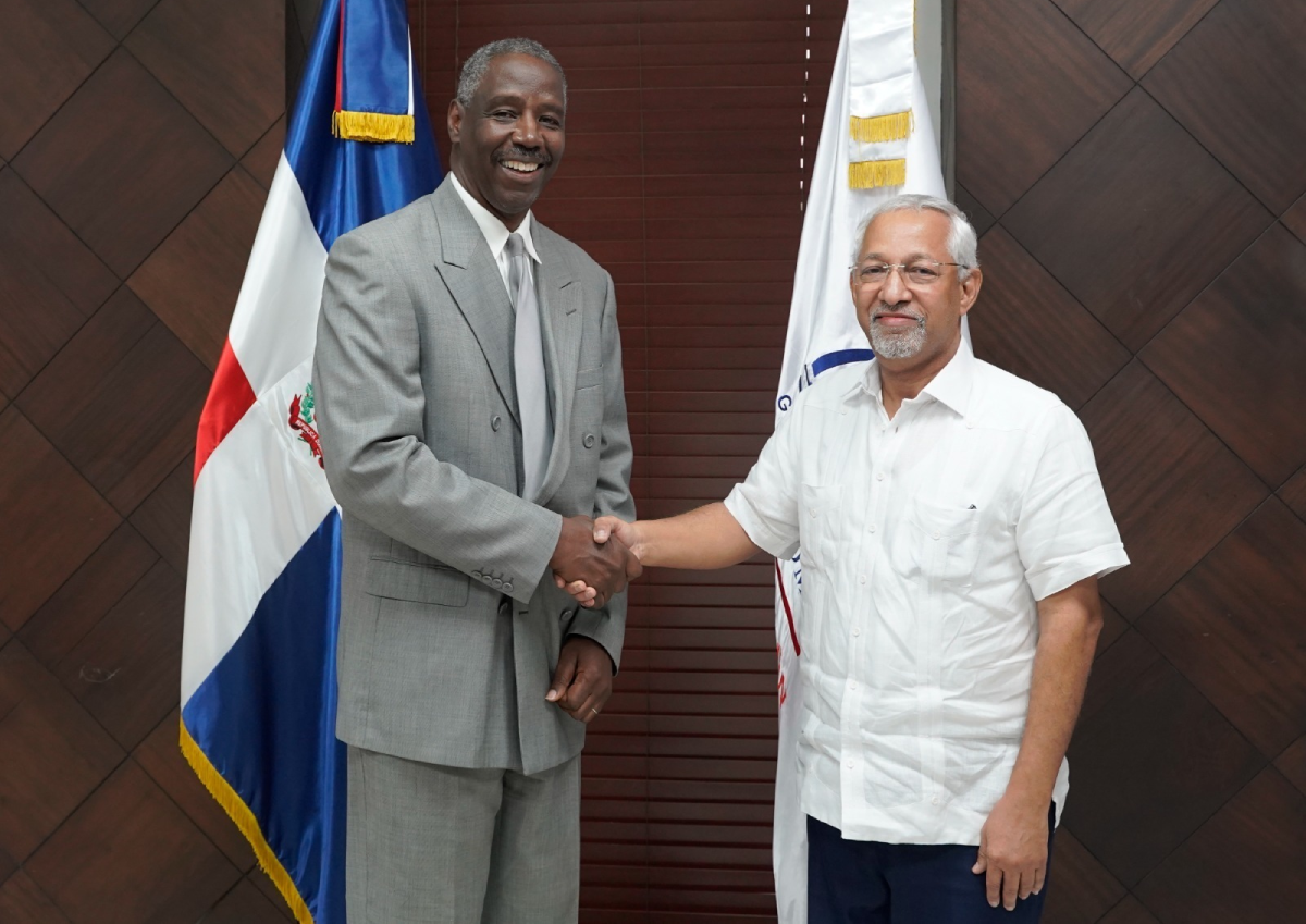 imagen Ministro de Educaci&oacute;n, &Aacute;ngel Hern&aacute;ndez junto al encargado de negocios de la Embajada de Estados Unidos, Isiah Parnell. 