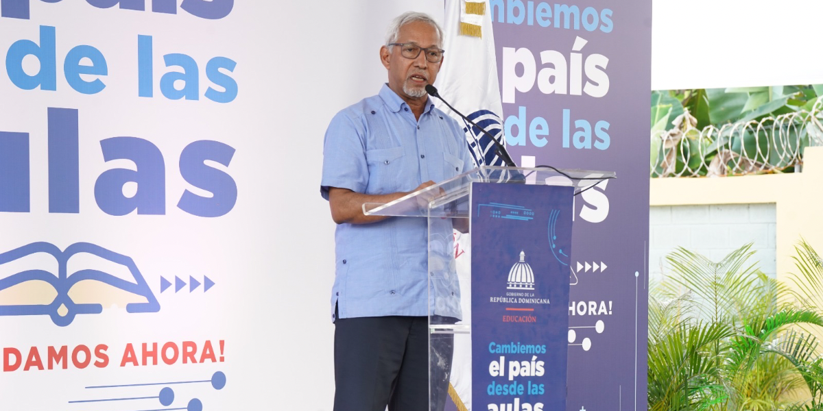  imagen Presidente Luis Abinader junto al Ministro de Educaci&oacute;n, &Aacute;ngel Hern&aacute;ndez en inauguraci&oacute;n&nbsp; 