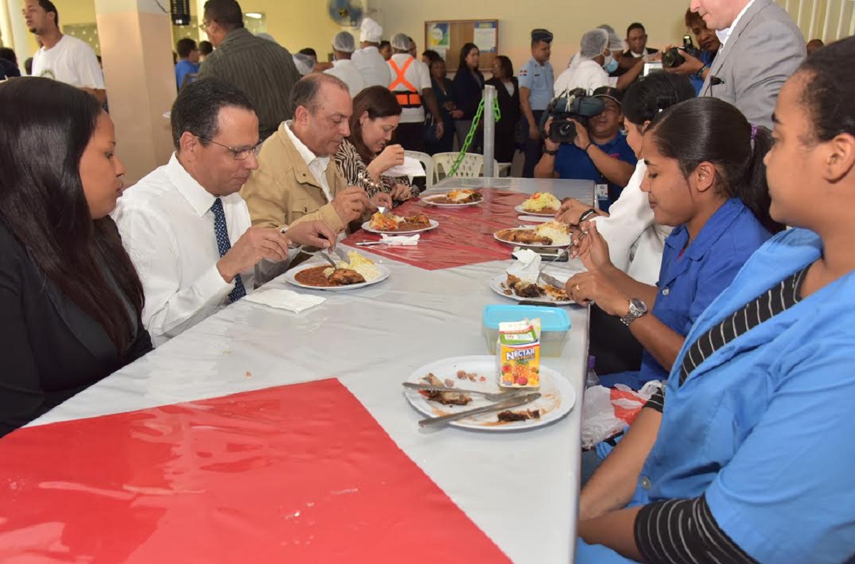  imagen Ministro Pe&ntilde;a Mirabal durante el almuerzo con los estudiantes. 