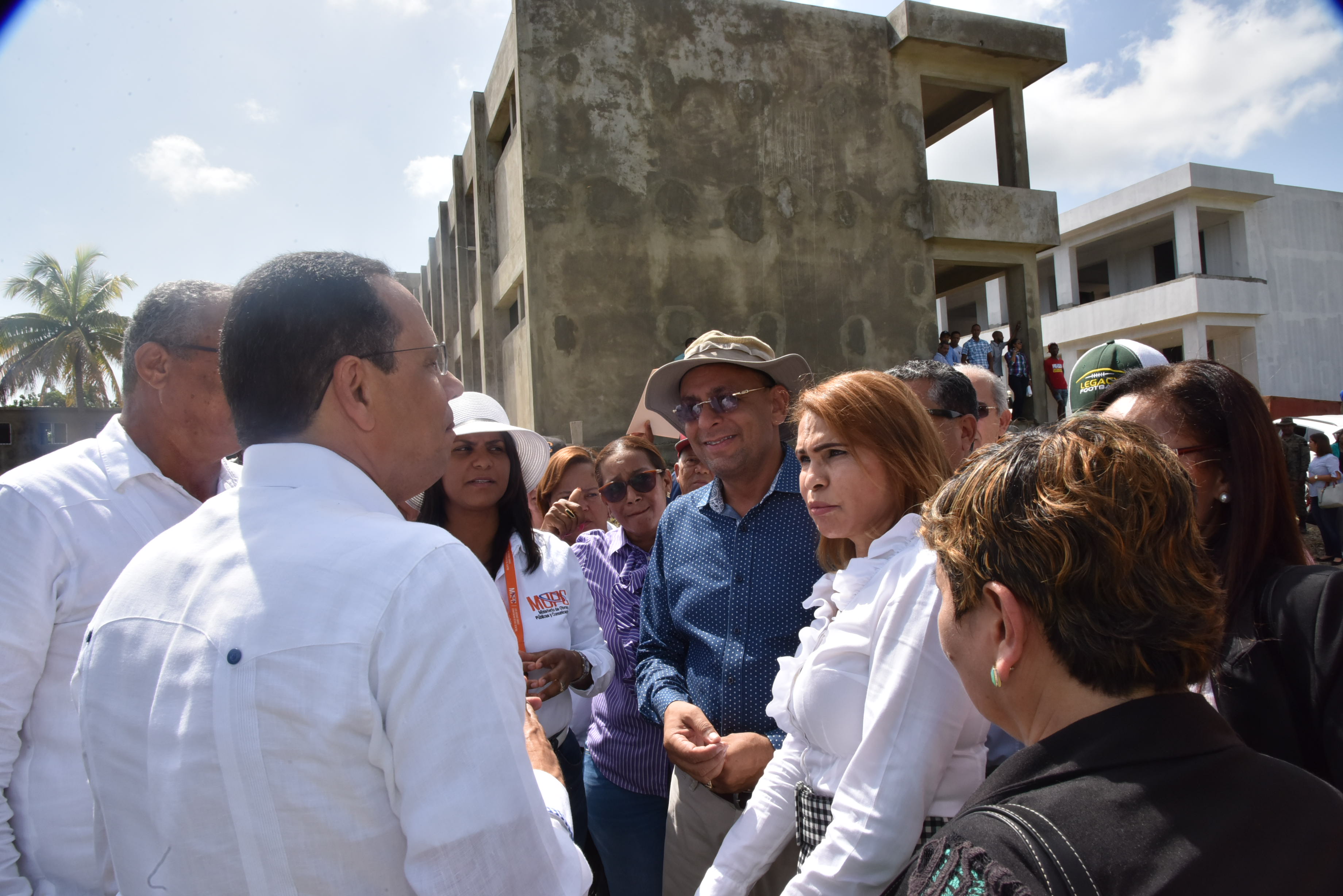  imagen Ministro de educaci&oacute;n conversa con sus acompa&ntilde;antes mientras recorre una de las contrucciones. 
