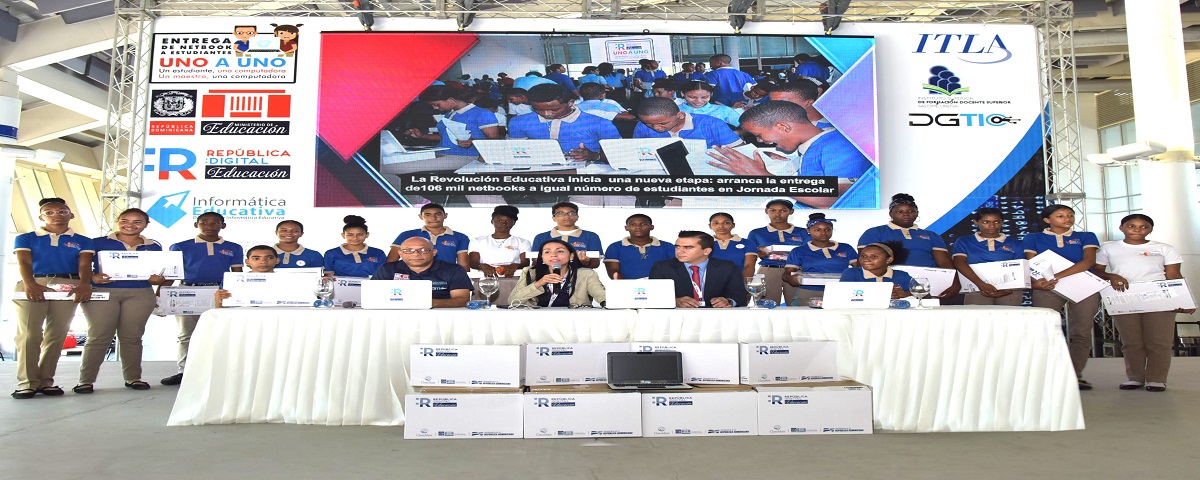  imagen Directivos de Rep&uacute;blica Digital junto a los estudiantes que recibian sus&nbsp;computadoras 