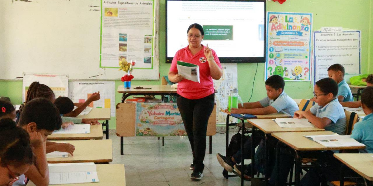  imagen Maestra impartiendo clases&nbsp; 
