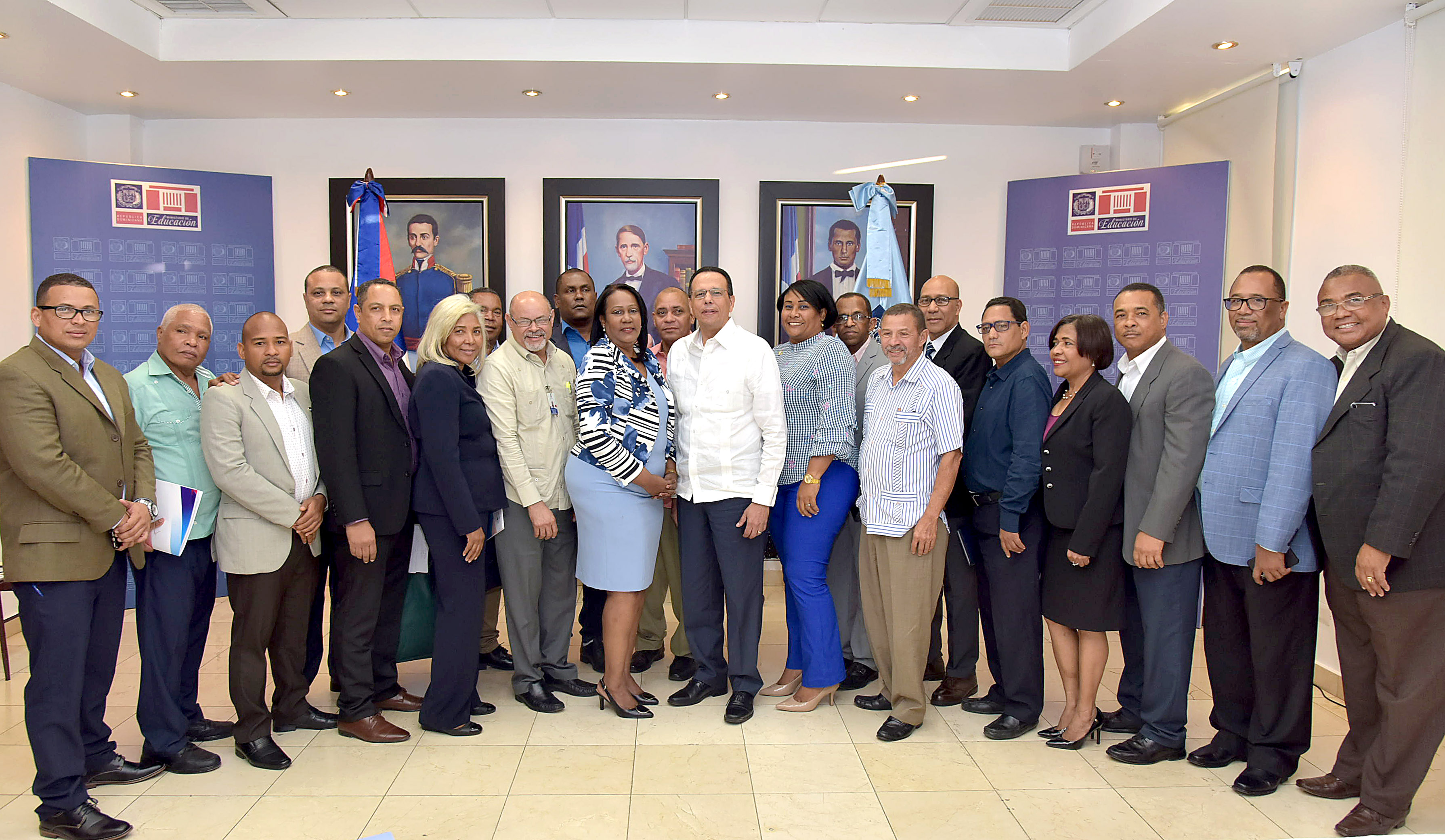  imagen Ministro Antonio Pe&ntilde;a Mirabal pie junto a Xiomara Guante, presidenta de la ADP, acompa&ntilde;ados de Comit&eacute; Ejecutivo Nacional ADP 