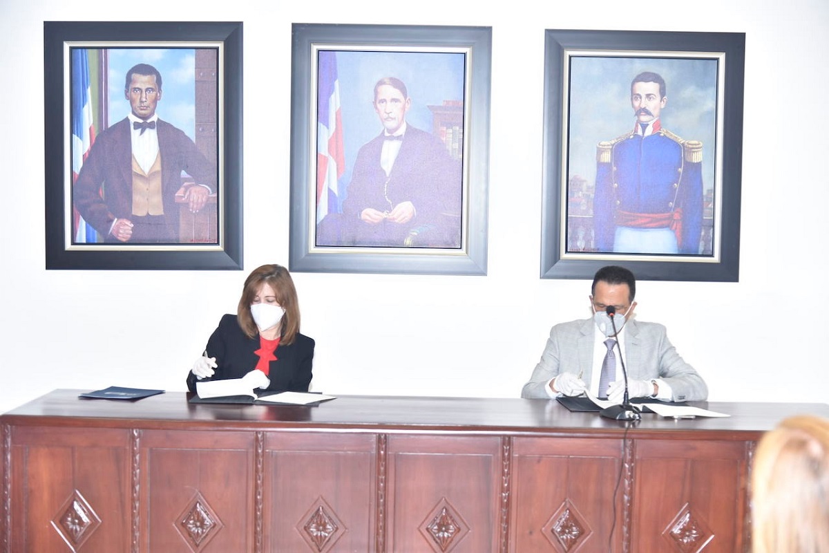  imagen La representante de la OEI, Catalina Haydee And&uacute;jar Scheker con el ministro Pe&ntilde;a Mirabal 