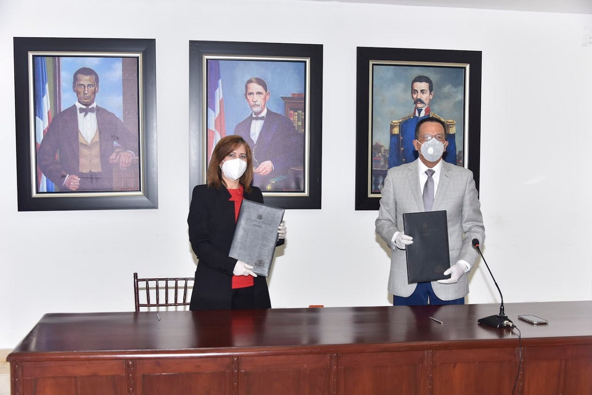  imagen La representante de la OEI, Catalina Haydee And&uacute;jar Scheker con el ministro Pe&ntilde;a Mirabal 