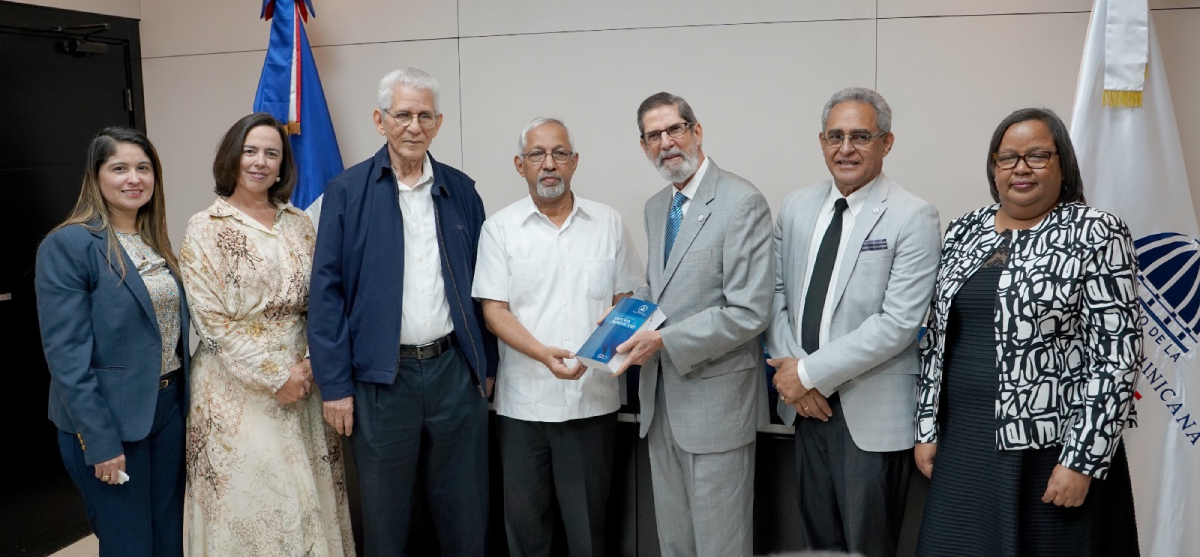  imagen Ministro de Educaci&oacute;n, &Aacute;ngel Hern&aacute;ndez y Bruno Rosario, presidente de la Academia de la Lengua, posan para la fotograf&iacute;a entregando el diccionario del espa&ntilde;ol dominicano. 