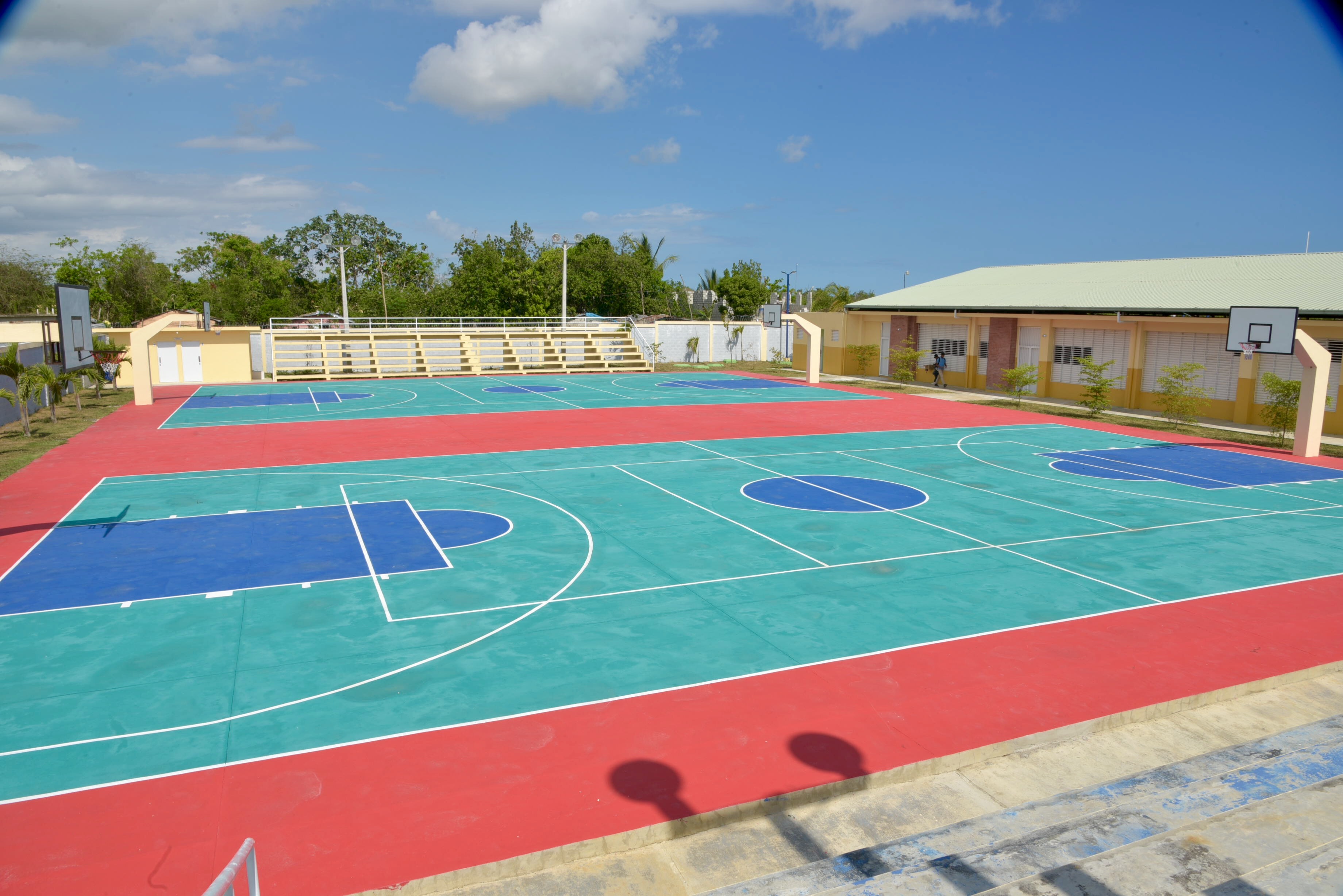  imagen Presidente Danilo Medina junto al ministro Antonio Pe&ntilde;a Mirabal cortando cinta en entrega de centro educativo en Boca Chica 