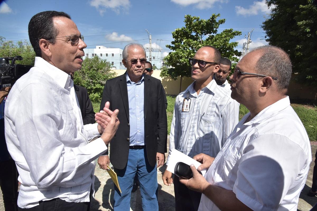  imagen Pe&ntilde;a Mirabal, quien estuvo acompa&ntilde;ado del director de Infraestructura y Mantenimiento Escolar, Adolfo Cede&ntilde;o 