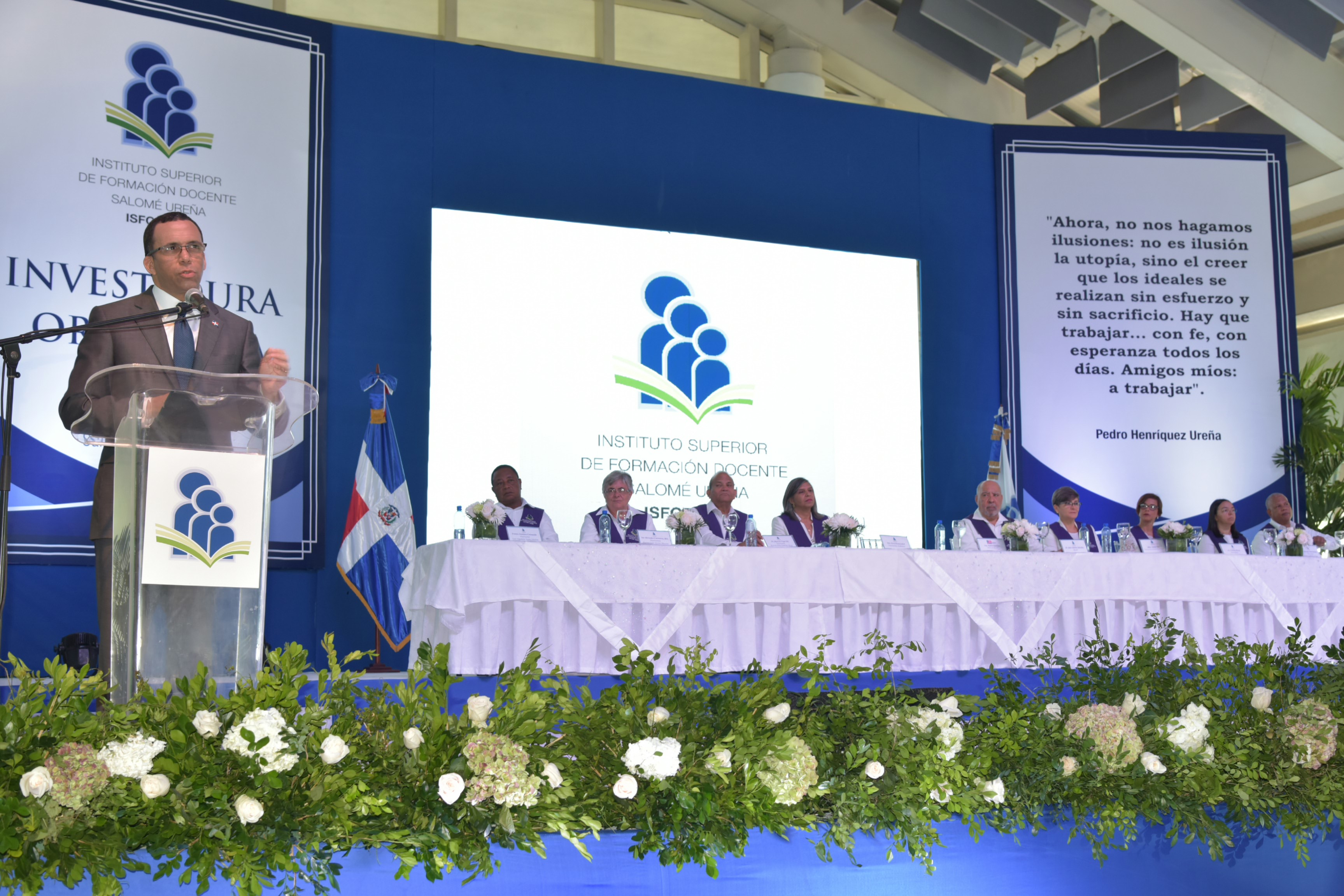  imagen Ministro Andr&eacute;s Navarro de pie en podium al lado de mesa de honor, dirigiendo discurso central en&nbsp;acto de graduaci&oacute;n de 459 nuevos profesionales de educaci&oacute;n de la investidura ordinaria del Instituto Superior de Formaci&oacute;n Docente Salom&eacute; Ure&ntilde;a (ISFODOSU) 