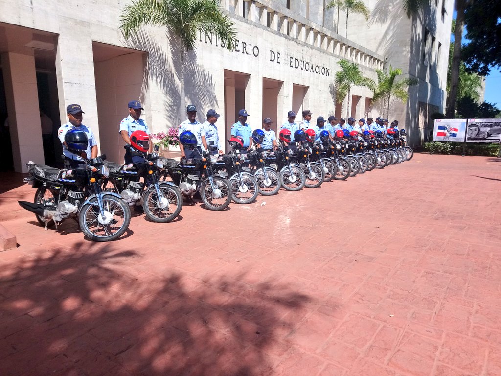  imagen Ministro&nbsp;Antonio Pe&ntilde;a Mirabal durante la entrega de las motocicletas frente a la SEDE del Ministerio de Educaci&oacute;n. 